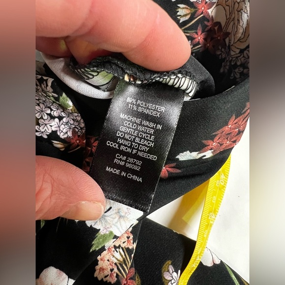 CAROLINA BELLE Black floral‎ ankle pants size 10. - Picture 9 of 10